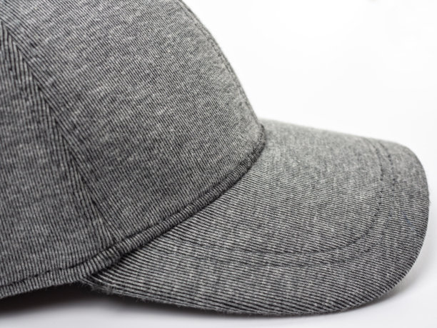 灰色的帽子边接近白色的背景图片下载