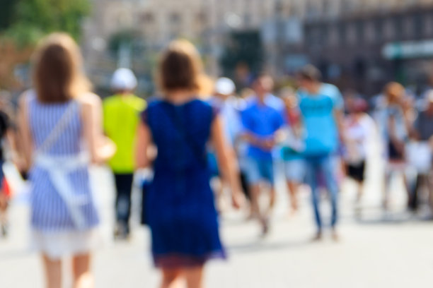 人们在城市街道上行走的模糊散焦抽象背景。认不出来脸图片下载