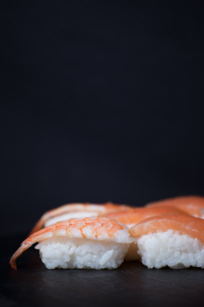寿司手握寿司和筷子图片下载