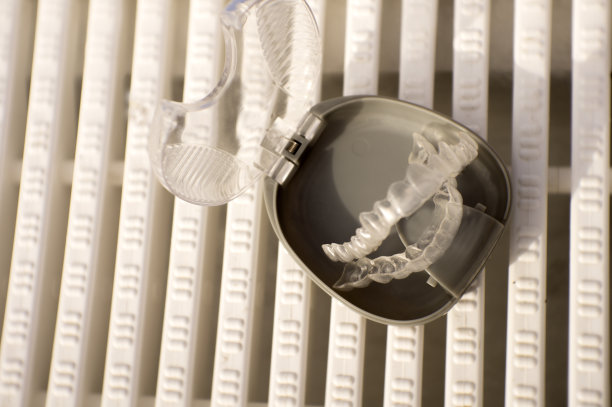 装在保护盒里的透明牙齿矫正器。没有人图片下载