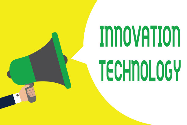 书写展示创新科技的便条。展示技术或科学的新想法或方法的商业照片人拿着扩音器扬声器讲话气泡信息大声说话。图片下载