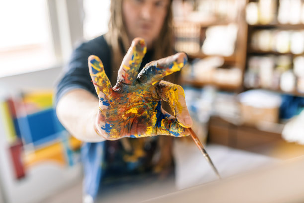 男艺术家手拿画笔的照片图片下载