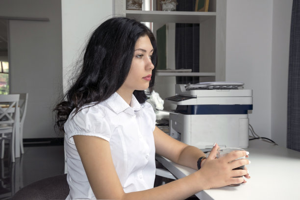 可爱的女孩坐在咖啡馆，工作，学习的地方图片下载