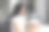 可爱的女孩坐在咖啡馆，工作，学习的地方图片下载