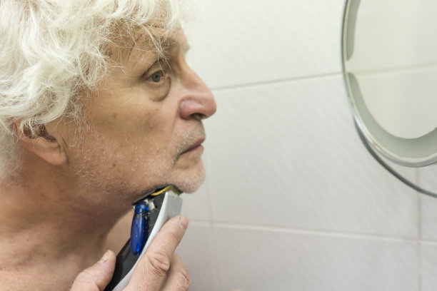 老男人在浴室刮胡子图片下载