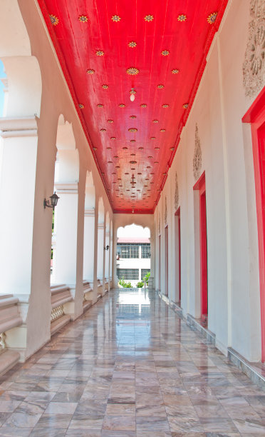 泰国乌汶拉察他尼的素帕那拉姆寺走廊图片下载