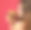 女人拿着大牛肉汉堡三明治与饥饿的嘴快乐地看着相机上的粉红色的红色背景图片下载