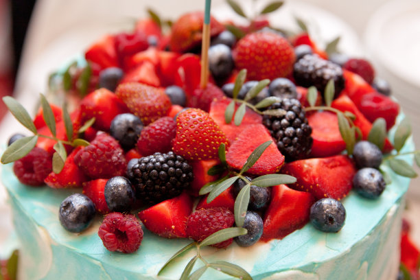 用新鲜浆果装饰的蛋糕图片下载
