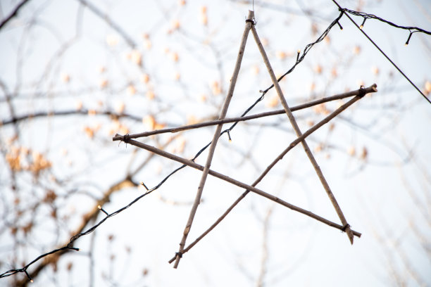 由粘木制成的星形圣诞装饰物。背景图片，壁纸图片下载