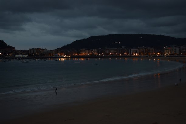 夜晚的海滩和城市的沿海地区。图片下载