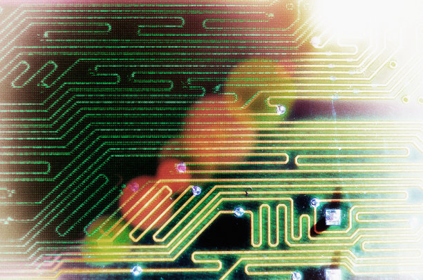 部分覆盖有二进制代码的电路板图片下载