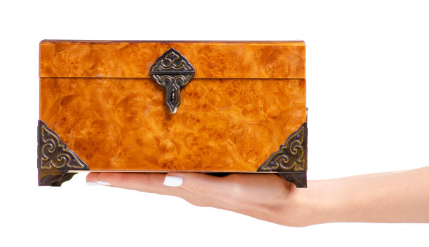 手拿珠宝的木箱图片下载