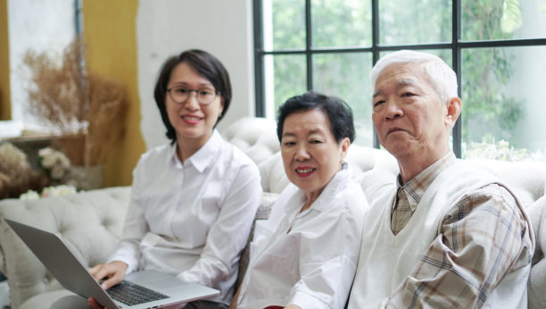 亚洲资深夫妇在家与女医生咨询和讨论健康计划图片下载