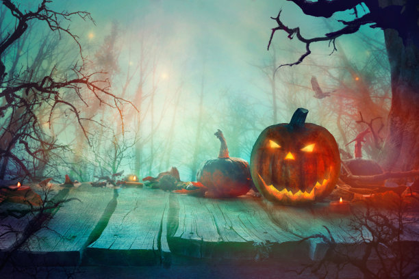 万圣节与南瓜和黑暗森林。可怕的万圣节设计图片下载