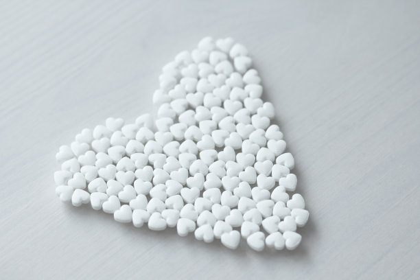 白色背景上的白色心。一颗心小，一颗心大。原始设计。使用复制空间进行设计。俯视图图片下载