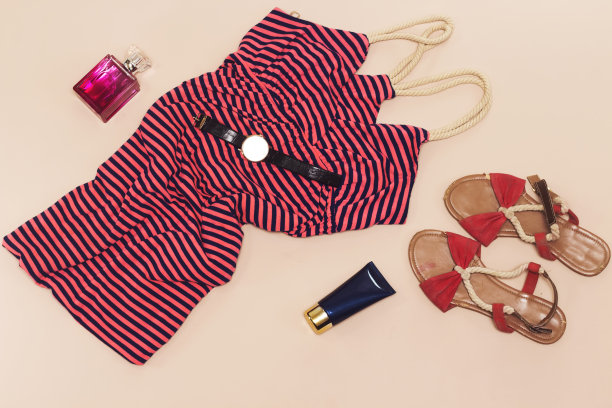 夏季概念，沙滩凉鞋和蓝色奶油色筒及长裙，手表图片下载