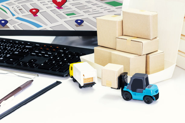食品配送:货物运输或包装箱装运，物流和商业食品配送理念，用电脑和空白剪贴板。与复制空间的文本。图片下载