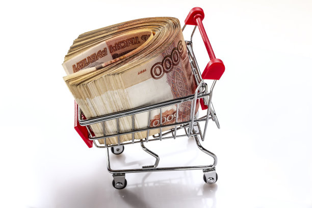 带着钱去卡车。一包俄罗斯纸币5000卢布。钱在超市的购物车里。创造性的融资。银行服务。在隔离。创造性的融资。银行服务。图片下载