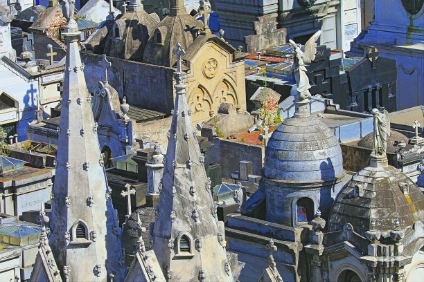 上图是阿根廷-南美首都布宜诺斯艾利斯的雷科莱塔公墓图片下载