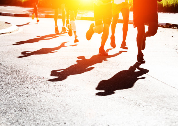 路上奔跑者的影子图片下载