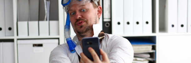 穿西装打领带戴护目镜戴通气管的男人图片下载