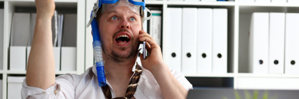 穿西装打领带戴护目镜戴通气管的男人图片下载