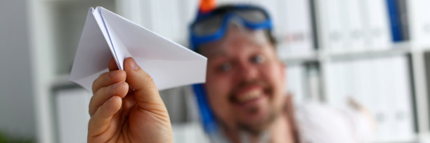 穿西装打领带戴护目镜戴通气管的男人图片下载