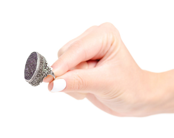 手里拿着戒指，宝石首饰图片下载