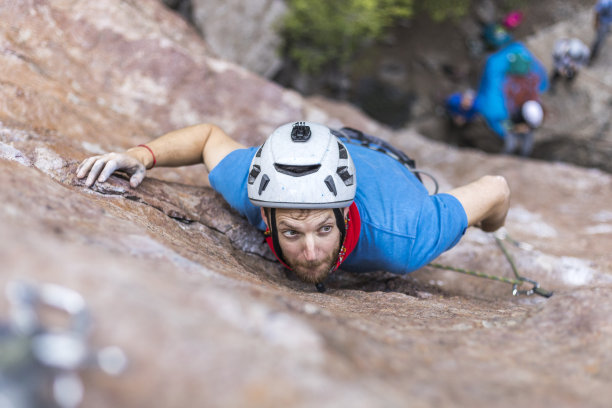 到达顶峰的最后动作。在智利卡洪德尔迈波的安第斯山脉内攀岩图片下载