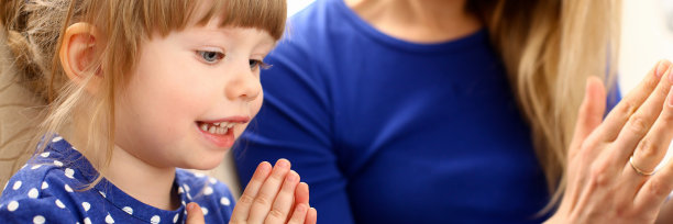 可爱的小女孩和妈妈玩拍蛋糕图片下载