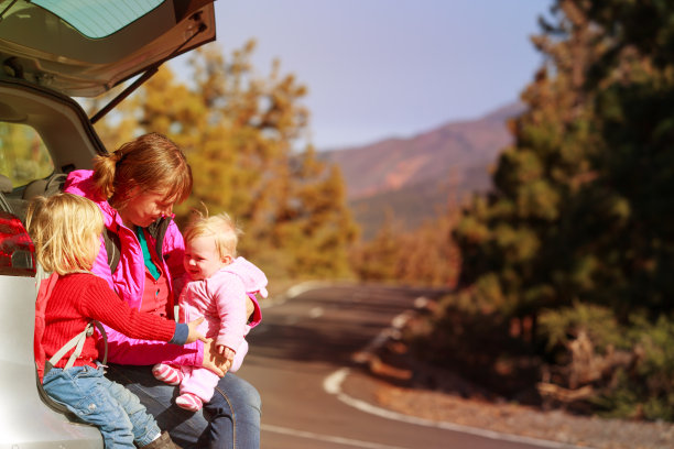 快乐的妈妈带着孩子乘车上路图片下载