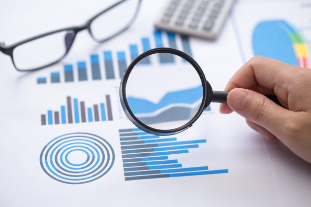 放大镜与图表，投资分析图片下载