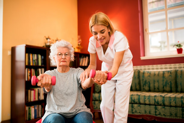 资深女性用哑铃锻炼图片下载