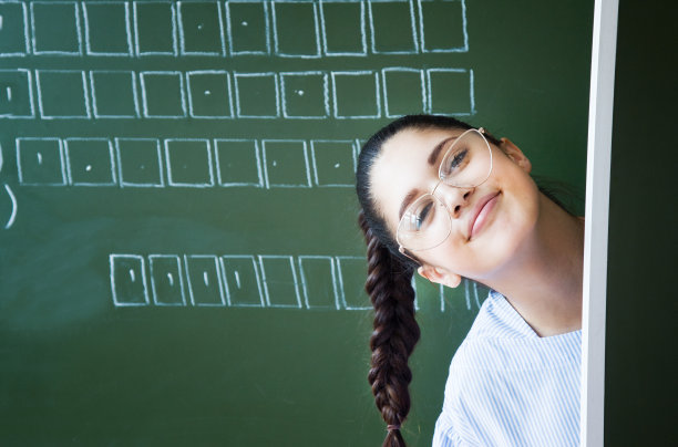 学生在教室里呆在黑板附近图片下载