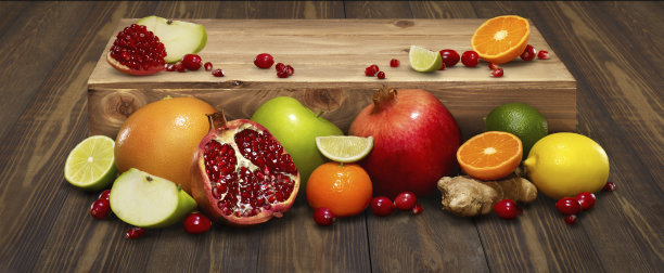 木质背景上的新鲜水果图片下载