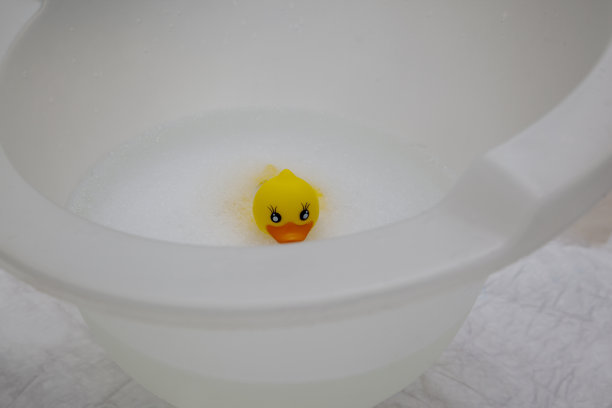 水桶婴儿浴用黄色的鸭子温度计图片下载