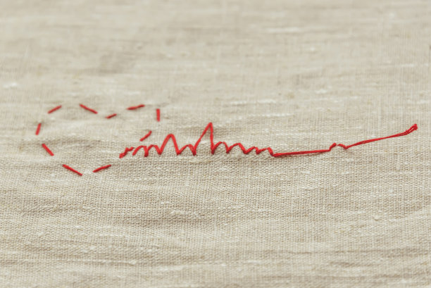 缝纫用的线和编织用的线，一种医疗器械上心脏形状的红色线图片下载