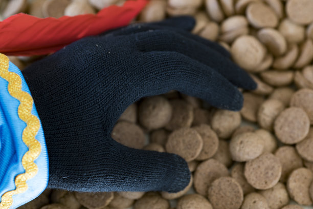 黑色手套和饼干，称为Kruidnoten，荷兰节日的圣诞图片下载