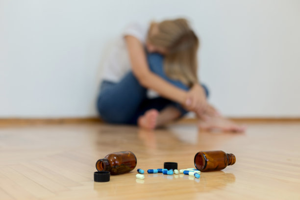 十几岁的女孩因为吃药而抑郁图片下载