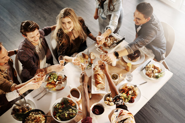 食物让大家聚在一起图片下载