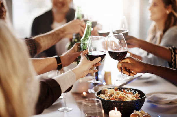 庆祝朋友和美酒图片下载
