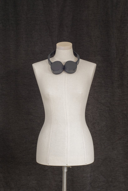 脖子上戴着耳机的女人体模型。图片下载