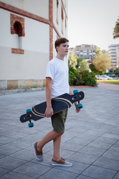 滑板少年图片下载