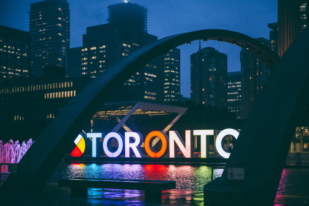 晚上在多伦多内森菲利普斯广场图片下载