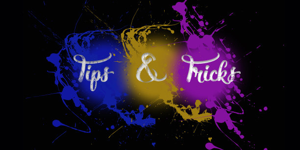 窍门:油漆飞溅在黑墙上，书法字体3色爆炸图片下载