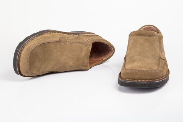 白色底棕色男皮鞋，隔离产品，舒适的鞋类。图片下载