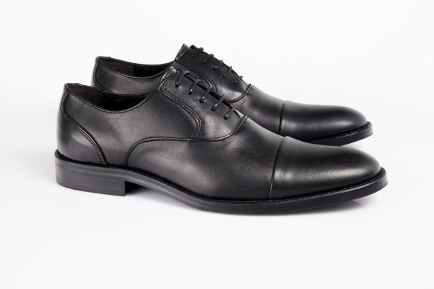 男黑色皮革优雅鞋上白色背景，孤立产品。图片下载