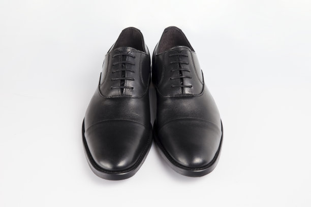 男黑色皮革优雅鞋上白色背景，孤立产品。图片下载