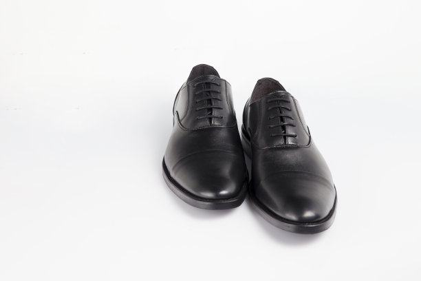 男黑色皮革优雅鞋上白色背景，孤立产品。图片下载