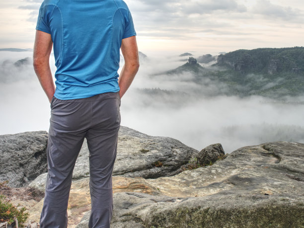 忧郁怀旧的看法进入秋天的自然与孤独的成年人。图片下载